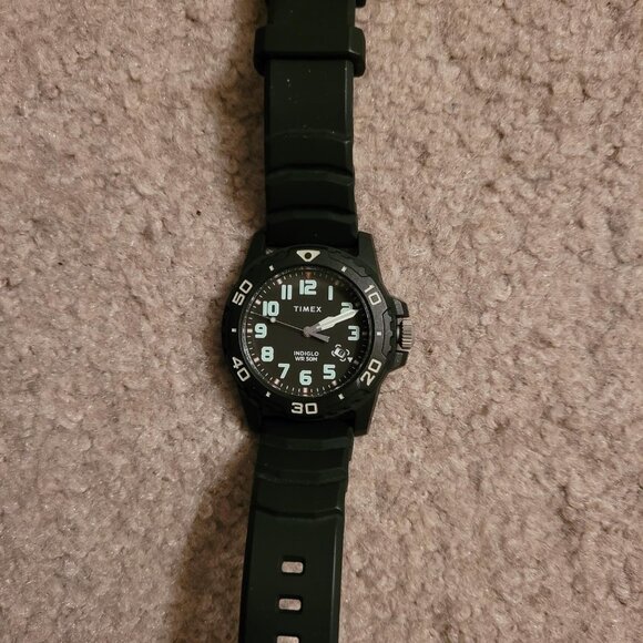 Like-new Timex watch with Indiglo, black rubber band - Picture 3 of 3